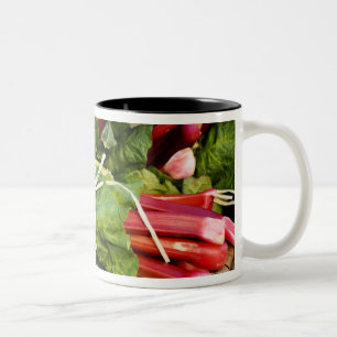 Nahaufnahme der Bündel Rhabarbers im Korb Zweifarbige Tasse