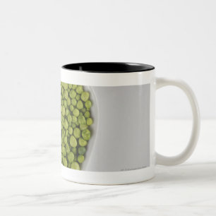 Nahaufnahme der grünen Kiesel in einer Zweifarbige Tasse
