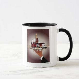 Nahaufnahme der Hand eines Kellners, die einen Tasse