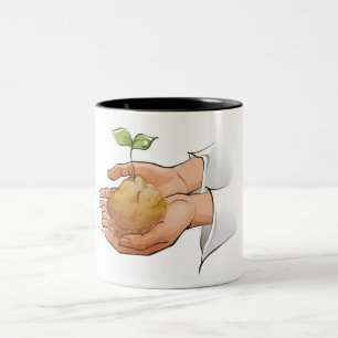 Nahaufnahme der Hände einer Person, die Sämling Zweifarbige Tasse