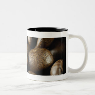 Nahaufnahme der Kaffeebohnen Zweifarbige Tasse