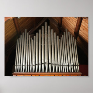 Nahaufnahme der Kirchenorgel unter dem Holzbalken- Poster