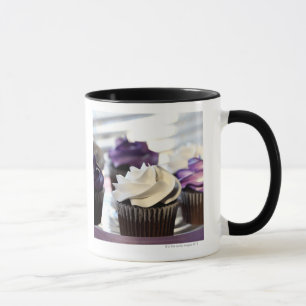 Nahaufnahme der kleiner Kuchen mit selektivem Tasse
