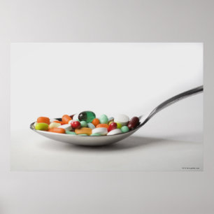 Nahaufnahme der Pillen in einem Löffel Poster