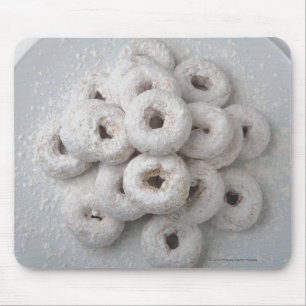 Nahaufnahme der pulverisierten Krapfen in einer Mousepad