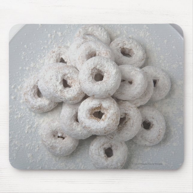 Nahaufnahme der pulverisierten Krapfen in einer Mousepad (Vorne)