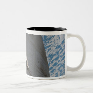 Nahaufnahme der Raumfähre Atlantis Zweifarbige Tasse