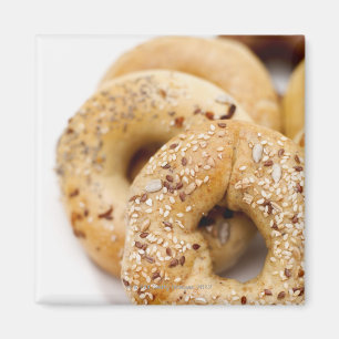 Nahaufnahme der sortierten Bagel auf einer Platte Magnet