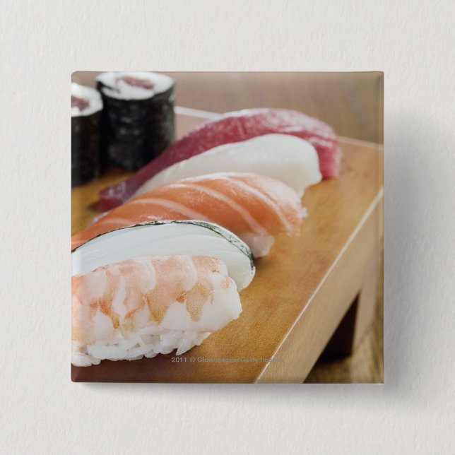 Nahaufnahme der Sushi auf einer Tabelle Button (Vorderseite)