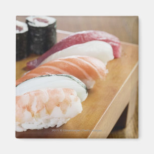 Nahaufnahme der Sushi auf einer Tabelle Magnet