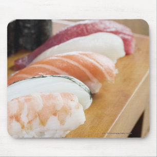 Nahaufnahme der Sushi auf einer Tabelle Mousepad