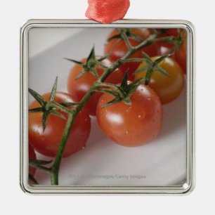 Nahaufnahme der Tomaten auf einem Behälter Silbernes Ornament