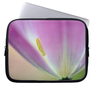 Nahaufnahme der Unterseite einer Tulpenblüte, Kuek Laptopschutzhülle