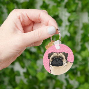 Nahaufnahme des Kopfes eines Mops-Hundes auf rosa Schlüsselanhänger