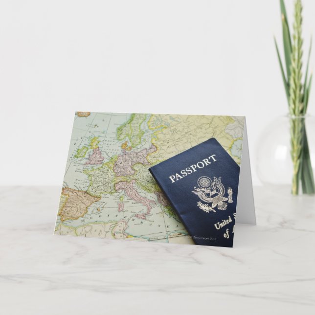 Nahaufnahme des Passes liegend auf europäischer Karte (Vorderseite)