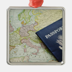 Nahaufnahme des Passes liegend auf europäischer Silbernes Ornament