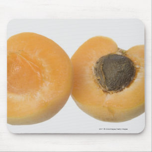 Nahaufnahme des Querschnitts einer Pflaume Mousepad