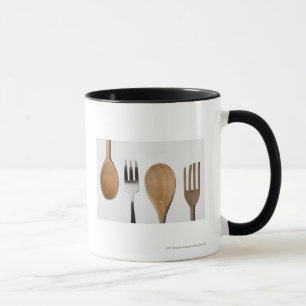 Nahaufnahme einer Gabel mit einem hölzernen Löff Tasse