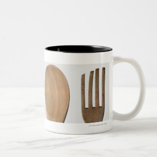 Nahaufnahme einer Gabel mit einem hölzernen Löff Zweifarbige Tasse