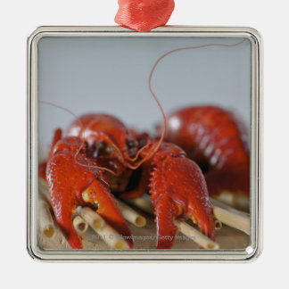 Nahaufnahme einer Krabbe auf Stöcken Silbernes Ornament