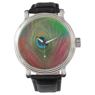 Nahaufnahme einer Pfauenfeder Armbanduhr