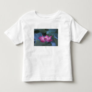 Nahaufnahme einer roten Lotusblüte und grüner Blät Kleinkind T-shirt