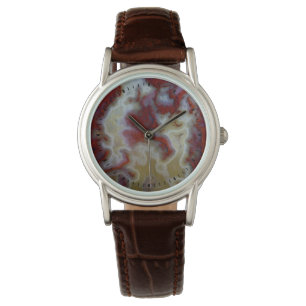Nahaufnahme einer roten Moosachatplatte Armbanduhr
