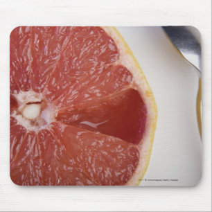 Nahaufnahme einer Scheibe der Orange und des Mousepad