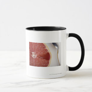 Nahaufnahme einer Scheibe der Orange und des Tasse