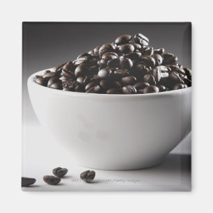 Nahaufnahme einer Schüssel voll Kaffeebohnen Magnet