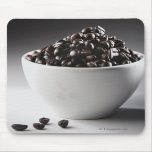 Nahaufnahme einer Schüssel voll Kaffeebohnen Mousepad