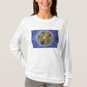 Nahaufnahme einer taufeuchten Passionsblume. Bildn T-Shirt