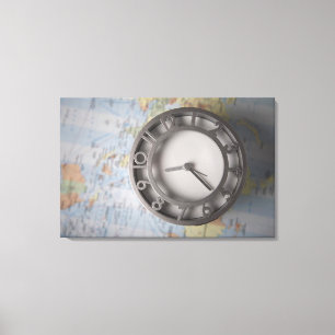 Nahaufnahme einer Uhr vor einer Karte Leinwanddruck