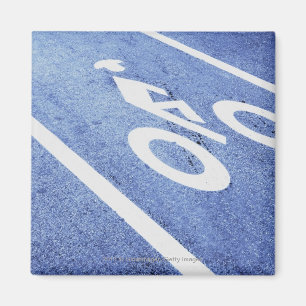 Nahaufnahme eines Fahrradzeichens auf der Straße Magnet