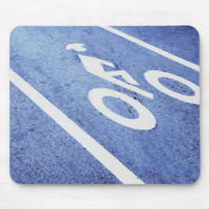 Nahaufnahme eines Fahrradzeichens auf der Straße Mousepad