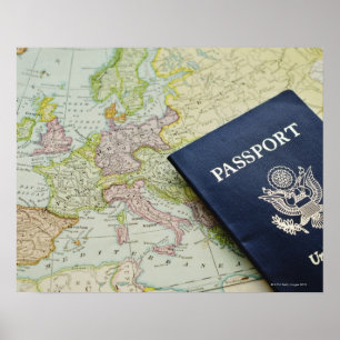 Nahaufnahme eines Reisepasses auf einer Europakart Poster