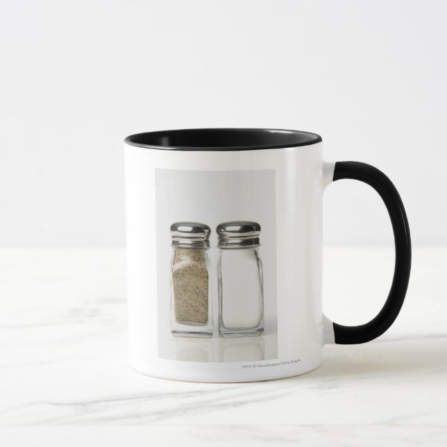 Nahaufnahme eines Salzes und des Tasse (Rechts)