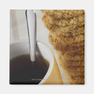 Nahaufnahme eines Tasse Kaffees mit Plätzchen Magnet