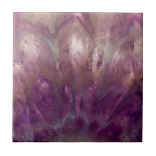 Nahaufnahme eines violetten Amethysts Fliese