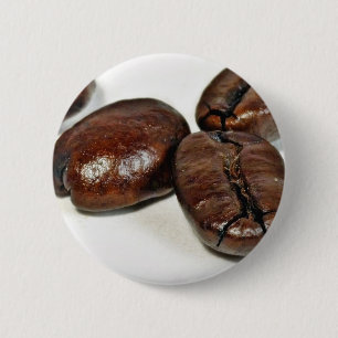Nahaufnahme einiger ungemahlener Kaffeebohnen Button