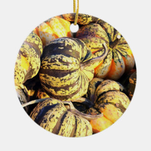 Nahaufnahme gestreifte Kürbisse Keramik Ornament