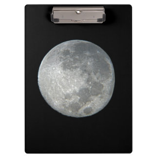 Nahaufnahme Vollmond im Nachthimmel. Fotografie Klemmbrett