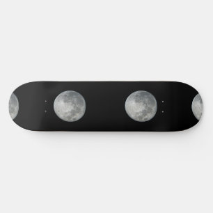 Nahaufnahme Vollmond im Nachthimmel. Fotografie Skateboard