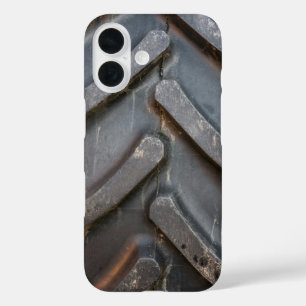 Nahaufnahme vom Reifenprofil eines Traktors iPhone 16 Hülle