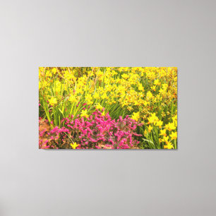 Nahaufnahme von farbigen Blüten auf Leinwanddruck