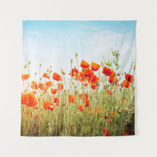 Nahaufnahme von Mohnblumen auf dem Feld. Wilde Blu Wandteppich