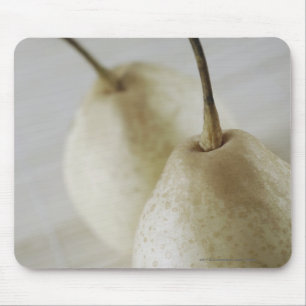 Nahaufnahme von zwei Birnen Mousepad