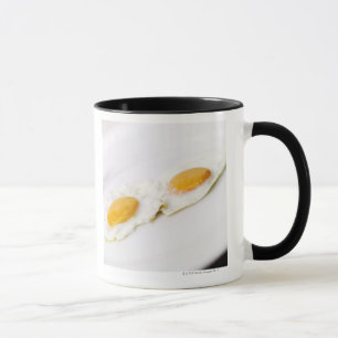 Nahaufnahme von zwei Spiegeleiern Tasse