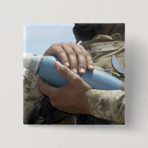 Nahaufnahmeansicht eines Soldaten, der eine Button