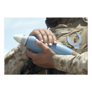 Nahaufnahmeansicht eines Soldaten, der eine Fotodruck